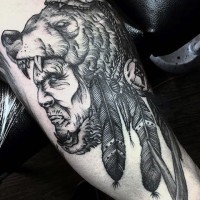 Tatuaje en el brazo, indio severo con casco de piel de oso