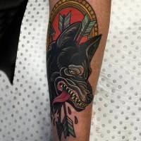 Tatuaje en el antebrazo, lobo negro loco con flechas, estilo old school