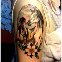 Tatuaje en el hombro, mujer india con  caballo, old school
