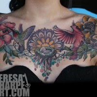 Oldschool natürlich gefärbte  aussehende verschiedene Vögel mit Blumen und Vogelnest Tattoo auf der Brust