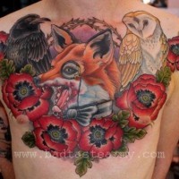 Tatuaje en el pecho, animales zorro, lechuza y cuervo  entre flores, estilo old school
