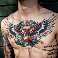 Tatuaje en el pecho,  reloj de arena con alas y corona de laurel