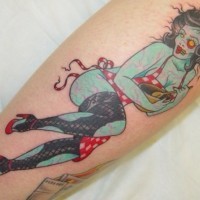 Tatuaje en el antebrazo, chica zombi extraña, old school
