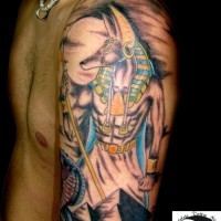 Tatuaje en el brazo, tema egipcio de Dios Seth con serpiente y pirámides