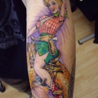 Tatuaje en el brazo, chica divertida en el pez dorado