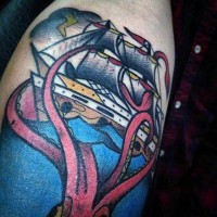 Oldschool farbiger Tintenfisch attackiert das Schiff Tattoo am Arm