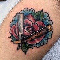 Oldschool farbiges Rasiermesser Tattoo mit roter Rose