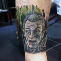 Oldschool seltsames gefärbtes Tattoo am Bein mit blutigem Mann