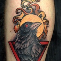 Tatuaje en la pierna, cuervo con ojos rojos en triángulo