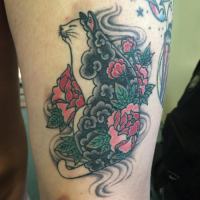 Old school color muslo tatuaje de gato gracioso estilizado con flores rojas