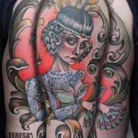 Tatuaje en el brazo,
 retrato de mujer antigua graciosa