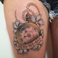 Oldschool farbiges Vintage Uhr Tattoo am Oberschenkel mit Blumen und Schriftzug