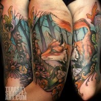 Oldschool buntes Fuchs Tattoo am Arm mit Waldbäumen und Wildblumen