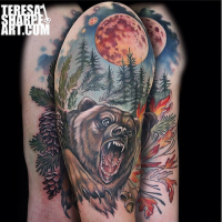 Tatuaje en el brazo, oso pardo feroz en el bosque
