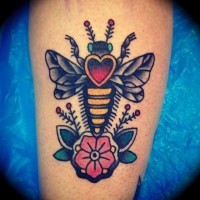 Tatuaje en el antebrazo, dibujo de mosca y flor