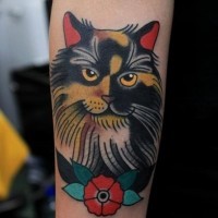 Tatuaje en el antebrazo,
gato multicolor, vieja escuela