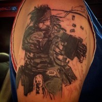 Tatuaje en el brazo, héroe con arma de videojuego