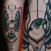 Oldschool Kult farbiges Adler Tattoo am Unterarm mit mystischen Ornamenten
