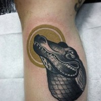 vecchia scuola disegno nero e bianco testa di alligatore tatuaggio su braccio