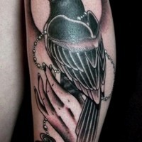 Tatuaje  de mano con cuervo y reloj en estilo old school