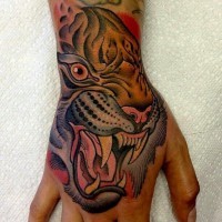 Oldschool Tattoo bösen Tiger Kopf an der Hand