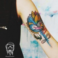 Oldschool Blume Tattoo am Arm mit Bogen und Vögeln