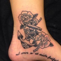 Tatuaje en el pie,
ancla con corazón y flores, vieja escuela