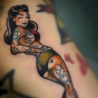 vecchia scuola ragazza con tatuaggio pin up tatuaggio
