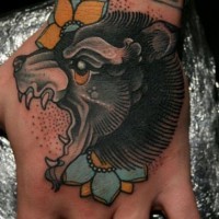 Tatuaje en la mano, oso metálico,  vieja escuela