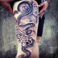 Tatuaje en el muslo,  serpiente furiosa alucinante  entre flores