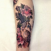 Oldschool farbiges Rebel Lichtschwert Tattoo am Bein mit rosa Blumen