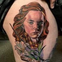 Tatuaje en el muslo,  Hermione linda con varita mágica y flor exótica