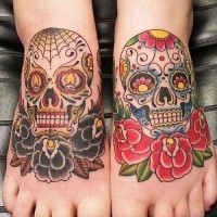 Tatuajes en los pies, calaveras de azúcar maravillosas de varios colores