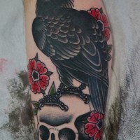 Tatuaje en la pierna,
cuervo en el cráneo y flores pequeñas, estilo old school