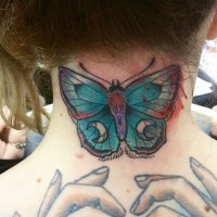 Tatuaje colorido en el cuello, mariposa linda en estilo old school