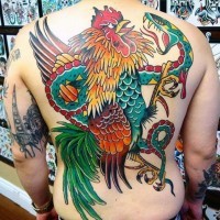 vecchia scuola multicolore gallo combate con serpente tatuaggio pieno di schiena