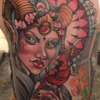 Oldschool mehrfarbiges Teufelfrau Tattoo am Oberschenkel mit Vogel und ornamentalen Blumen