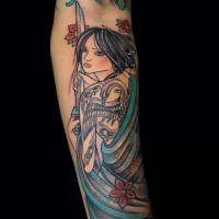 Oldschool mehrfarbiges Unterarm Tattoo mit der schönen asiatischen Frau