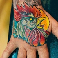 Oldschool mehrfarbiges Hand Tattoo mit wütendem Hahnkopf