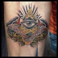 Tatuaje en el antebrazo,
pirámide con ojo misterios en estilo old school  y inscripción en ruso