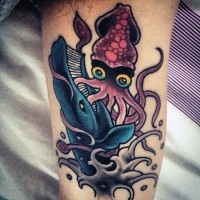 Tatuaje en el brazo, calamar rosado con ballena divertida en el agua