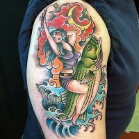 Oldschool mehrfarbiges Tattoo  mit Frau auf Fisch an der Schulter