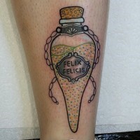 Interesante tatuaje la botella en forma del corazón con  la inscripción en la pierna