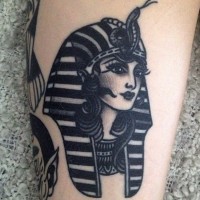 Tatuaje  de mujer faraón interesante en la pierna