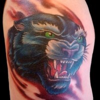 Tatuaggio terribile sul braccio la pantera con la bocca spalancata