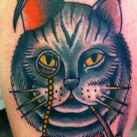 Tatuaje  de gato gris en sombrero con lazo rojo