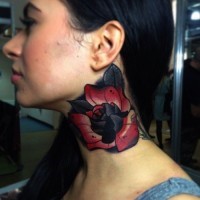 Tatuaje en el cuello, rosa magnífica de colores negro y rojo, old school