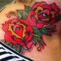 Tatuaggio classico sulla clavicola le rose rosse gialle
