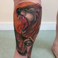 Tatuaje en la pierna, oso furioso que ruge y ojo misterioso