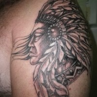 Tatuaje en el brazo, indio viejo tranquilo, dibujo gris